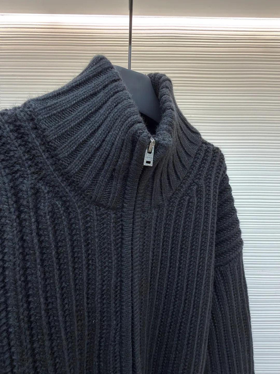 Acne Studios embroidered zipper sweater jacket ●Original version: purchased and developed for 8500 ●Item number: 1682074-B95 ●Fabric: wool blended fabric ●Technology: embroidery production ●Color: black ●Version: fitted version ●Weight: about 1795 grams ●Size: S-M-L-XL ●Description: Custom-woven mellow black woolen texture material, full texture, thick and solid Every inch of fiber contains heavy warmth. The main color is rich black, exuding an irresistible charm. The longitudinal knitted lines on the front panel are more profound and three-dimensional. The exquisite zipper design is cleverly integrated into the knitted jacket, making the jacket instantly revitalized. The white embroidered logo on the back panel jumps out on the black in an elegant manner, carrying the brand's story and history. The heavy texture texture shows its luxurious charm everywhere. It shows a unique fashion attitude in minimalism and uses imported machine embroidery technology. It uses advanced computer control systems and precision mechanical components to realize Acne's seasonal embroidery logo operations with high precision. The lines are smooth and delicate. The garments are washed with softening and deodorizing technology. Professional washing equipment and specific detergents are used to deeply clean and deodorize the clothes to improve the feel and appearance of the clothes. The overall wiring is straight and delicate, the fabric is comfortable and soft, and the color is consistent without color difference. It can be matched with the same style to create a fashionable look and control various occasions. Customized accessories, complete with three standards, same style for men and women!
